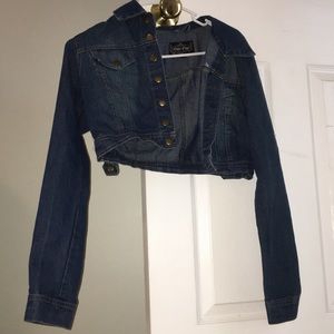 Cropped, long sleeve jean jacket